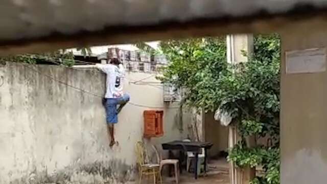 Ap&oacute;s furtar celular, homem d&aacute; &ldquo;baile&rdquo; em moradores e foge levando bicicleta