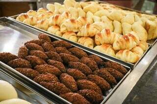 Quibe e croissant são algumas das opções de salgado da padaria. (Foto: Henrique Kawaminami)
