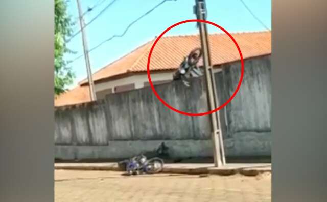 Homens s&atilde;o flagrados furtando motos do p&aacute;tio do Detran pelo muro