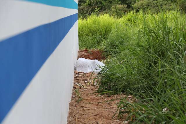 Corpo &eacute; localizado em matagal &agrave;s margens de avenida e com sinais de espancamento