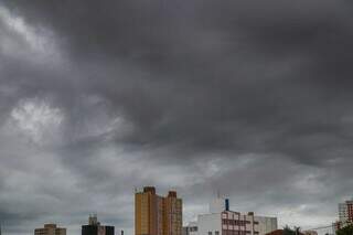 Céu escuro indica mais pancadas de chuva para esta quarta-feira. (Foto: Henrique Kawaminami)