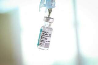 Frasco de vacina contra covid-19. (Foto: Henrique Kawaminami)