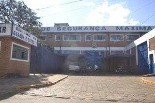 Dupla &eacute; presa tentando jogar celulares e fones de ouvido para dentro de pres&iacute;dio