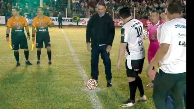 Horas ap&oacute;s sair de hospital, Bolsonaro participa de futebol com sertanejos