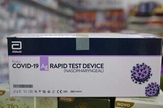 Teste rápido de covid-19 disponibilizado na farmácia Mais Popular. (Foto: Paulo Francis)