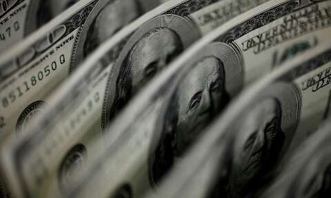 Dólar ultrapassa R$ 5,70 após discurso mais duro do Fed