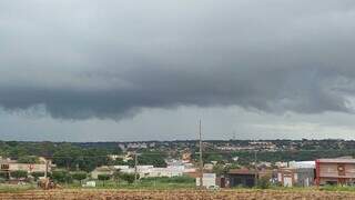 Na saída para Rochedinho, nuvens escuras e pesadas nesta tarde. (Foto: Jairton Bezerra Costa)