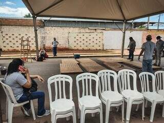 Tendas sendo montadas do lado de fora de unidade de saúde no Bairro Coronel Antonino para receber pacientes. (Foto: Marcos Maluf)
