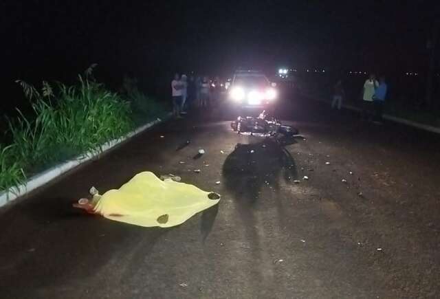 Homem morre ap&oacute;s bater motocicleta em trator em rodovia