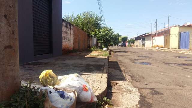Coleta de lixo atrasa e Solurb diz que surto de gripe afastou trabalhadores