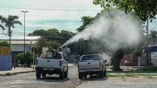 Carro com fumacê contra dengue em Campo Grande. (Foto: Karine Matos/PMCG)