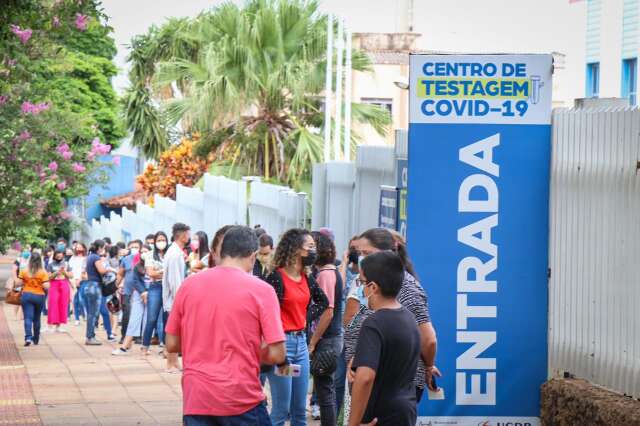 Com 32% de exames positivos, testagem de covid no Centro lota na manh&atilde; de hoje