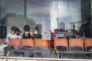 Pacientes aguardam atendimento do lado de dentro de uma UPA. (Foto: Marcos Maluf)