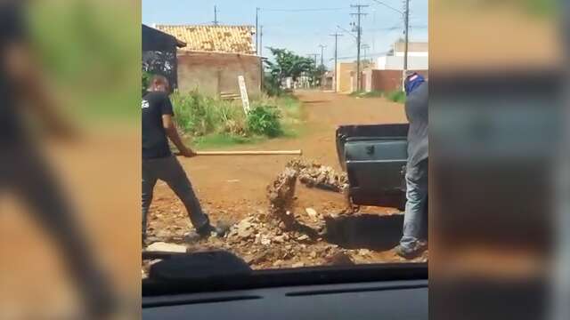 Homem &eacute; levado &agrave; delegacia ap&oacute;s ser flagrado descartando lixo em &aacute;rea p&uacute;blica 