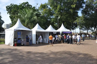Tendas na Feira na Praça Ary Coelho, em 2014. (Foto: Arquivo Campo Grande News/Marcelo Calazans)