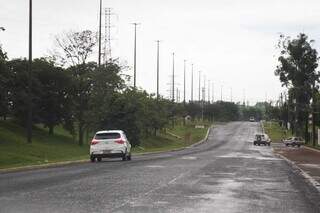 Avenida Ministro João Arinos com a pista molhada pela chuva da madrugada. (Foto: Henrique Kawaminami)