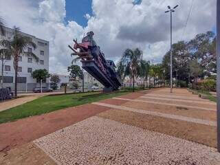Com 20 toneladas, Monumento da Maria Fumaça chegou em 2018 à Avenida Mato Grosso. (Foto: Marcos Maluf)