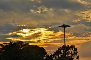 Sol aparece tímido nesta manhã em Campo Grande. (Foto: Henrique Kawaminami)