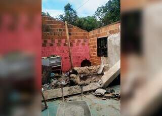 Telhado desabou e feriu família em aldeia de Miranda. (Foto: Bonito Mais)