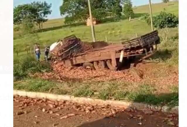 Caminh&atilde;o com mandioca capota e motorista morre na BR-376