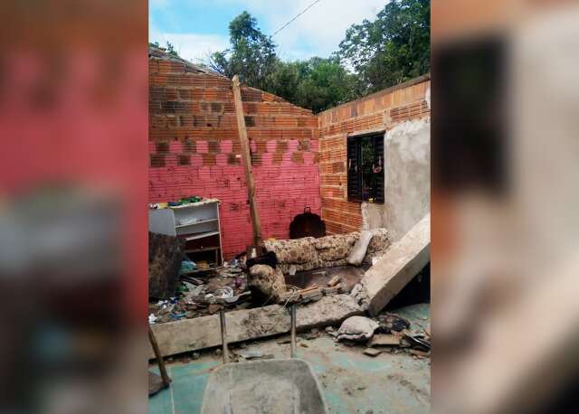 Pai e beb&ecirc; ficam feridos depois de telhado de casa desabar 
