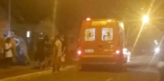 Ferido a tiros, jovem de 23 anos anda 50 metros para pedir socorro a morador