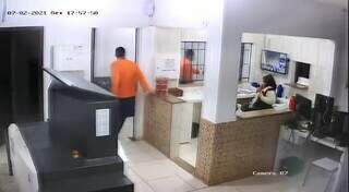 Momento em que os presos fogem pela porta da frente após render a policial penal (Foto: reprodução / vídeo)