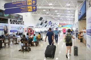 Passageiros em trânsito no Aeroporto Internacional de Campo Grande. (Foto: Paulo Francis)