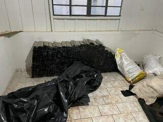 Tabletes de maconha escondidos em residência. (Foto: Divulgação | Polícia Civil)