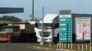 Caminhões parados aguardam para abastecer com óleo diesel na Capital; congelamento fiscal amorteceu reajuste de preços nas bombas. (Foto: Divulgação)