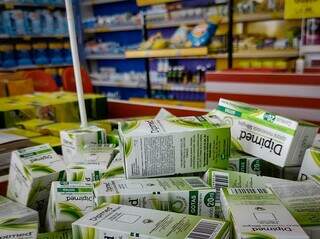 Remédios como Dipirona é um dos que faltam na rede pública de farmácias, em Campo Grande (Foto: Marcos Maluf)