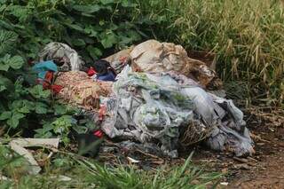Lixo descartado em terreno baldio do Jardim Tarumã. (Foto: Marcos Maluf)