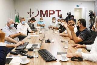 Adiamento da greve foi discutida durante reunião do MPT. (Foto: Henrique Kawaminami)