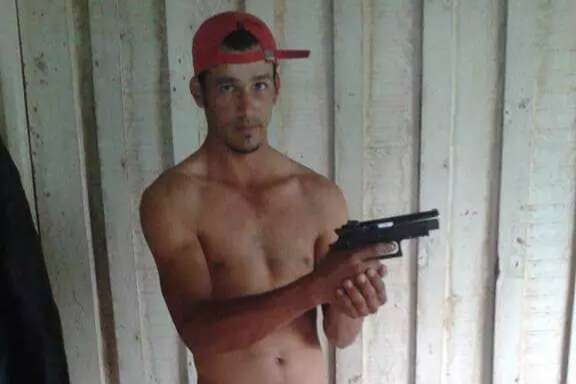 Homem que teve bra&ccedil;os cortados era procurado por assassinato 