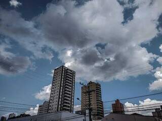 Céu com algumas nuvens escuras na manhã desta quinta na Capital. (Foto: Marcos Maluf)