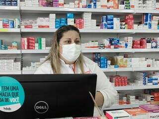 Farmaceutica Ciela Carla explica que falta de medicamentos está tanto na logistica quanto na fabricação (Foto: Marcos Maluf)