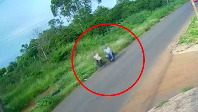 Ciclista fica ferido ao ser atingido por moto em avenida estreita 