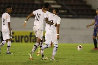 Rawan e Patati comemoram um dos 3 gols marcados pelos Santos nesta noite (Foto: SFC / Assessoria)