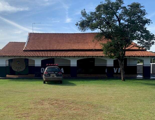 Mulher encontra esposo morto a facadas no quintal de casa 