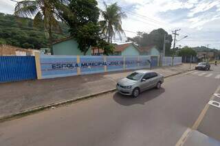 Escola fica na Rua Quinze de Novembro, no Bairro Cristo Redentor, em Corumbá. (Foto: Reprodução)