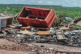 Sofá marca presença em lixo descartado de forma irregular no Nova Campo Grande. (Foto: Marcos Maluf)