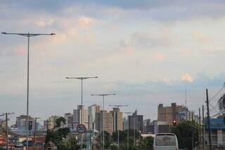 Campo Grande amanheceu com céu encoberto por nuvens na manhã desta sexta. (Foto: Henrique Kawaminami)