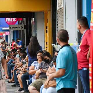 Campo-grandenses madrugam em fila de loja para aproveitar desconto de até 80%