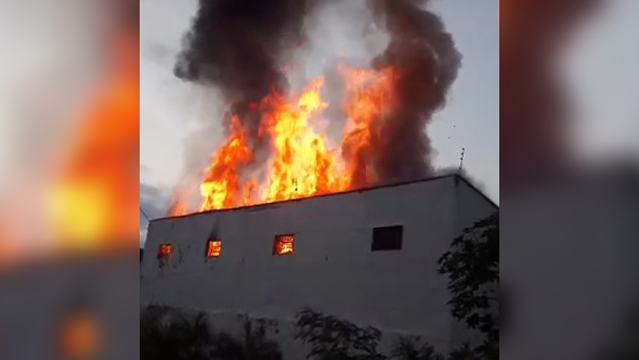 Galp&atilde;o pega fogo e labaredas altas assustam vizinhos no Bairro Montevid&eacute;u