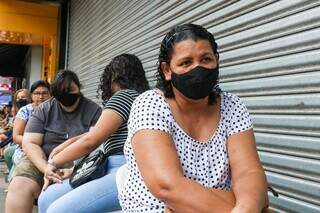 Primeira da fila, Marlene Augusta da Costa estava há dois meses economizando para comprar a máquina de lavar que entrou na liquidação. (Foto: Henrique Kawaminami)