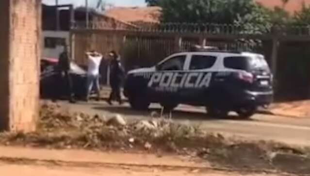 Motorista bomba na internet ao fazer &ldquo;cavalinho de pau&rdquo; e ser preso pela PM