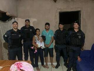 Após salvarem a criança, os policais foram até a casa dela. (Foto: PM / Divulgação)