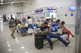 Passageiros na área de espera para embarque no Aeroporto Internacional de Campo Grande. (Foto: Arquivo/Paulo Francis)