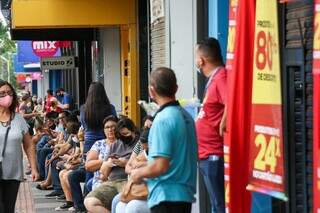 Fila de clientes na porta da loja Magazine Luiza nas primeiras horas desta sexta-feira (07), no Centro da Capital. (Foto: Henrique Kawaminami)