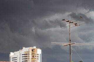 Céu com nuvens carregadas durante a tarde desta sexta-feira (7) na Capital. (Foto: Marcos Maluf)